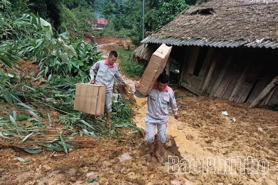 Viettel Phú Thọ hỗ trợ miền Trung ứng phó hậu quả bão số 5