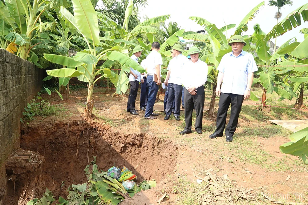 Phó Chủ tịch UBND tỉnh Đinh Công Sứ kiểm tra sạt lở bờ sông tại các xã Hiền Quan, Tam Dương