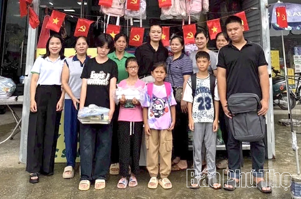 Chương trình “Mẹ đỡ đầu” – Thắp sáng hy vọng cho năm học mới