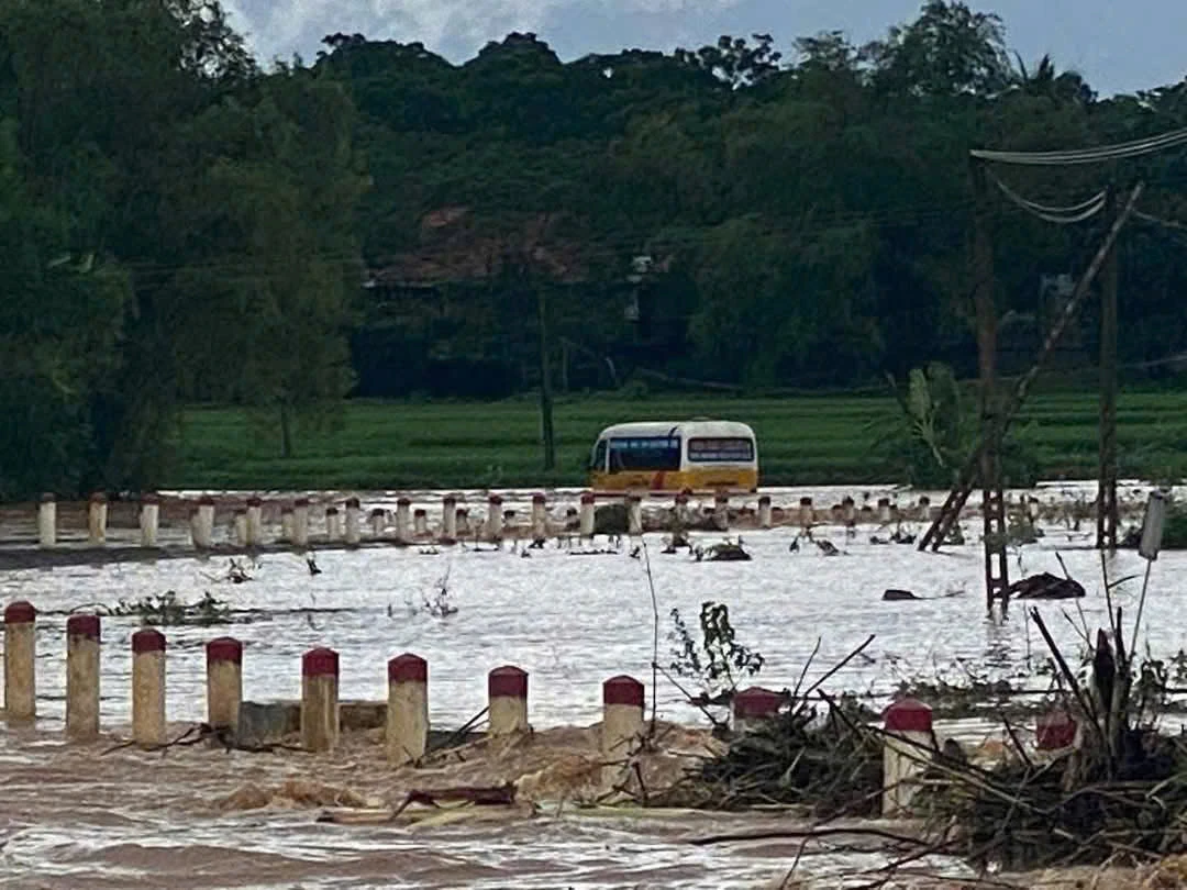 Xử lý tài xế xe buýt thông chốt vào ngầm ngập nước