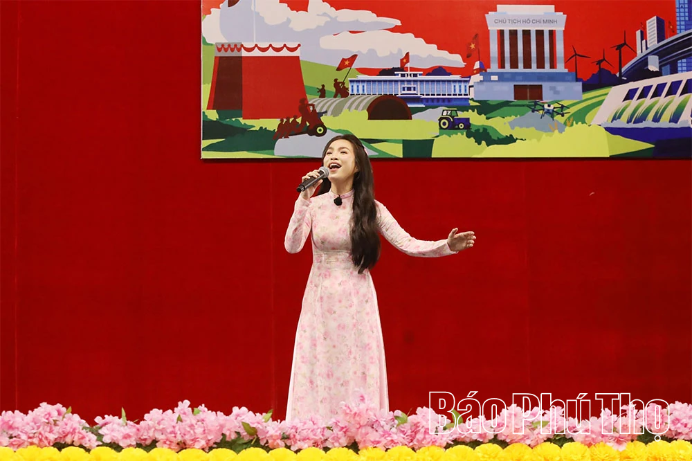 Đêm nhạc “Chuyến xe tự hào Việt Nam” tại phường Hòa Bình