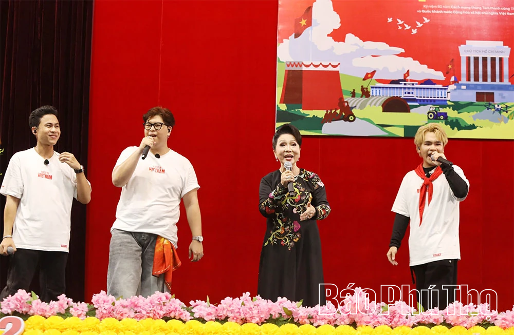 Đêm nhạc “Chuyến xe tự hào Việt Nam” tại phường Hòa Bình