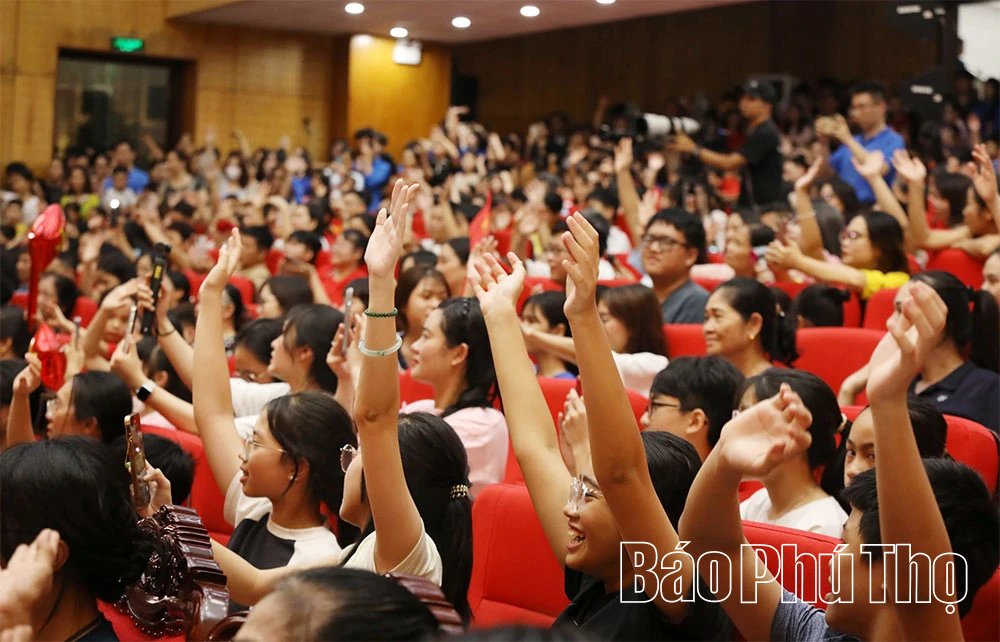 Đêm nhạc “Chuyến xe tự hào Việt Nam” tại phường Hòa Bình