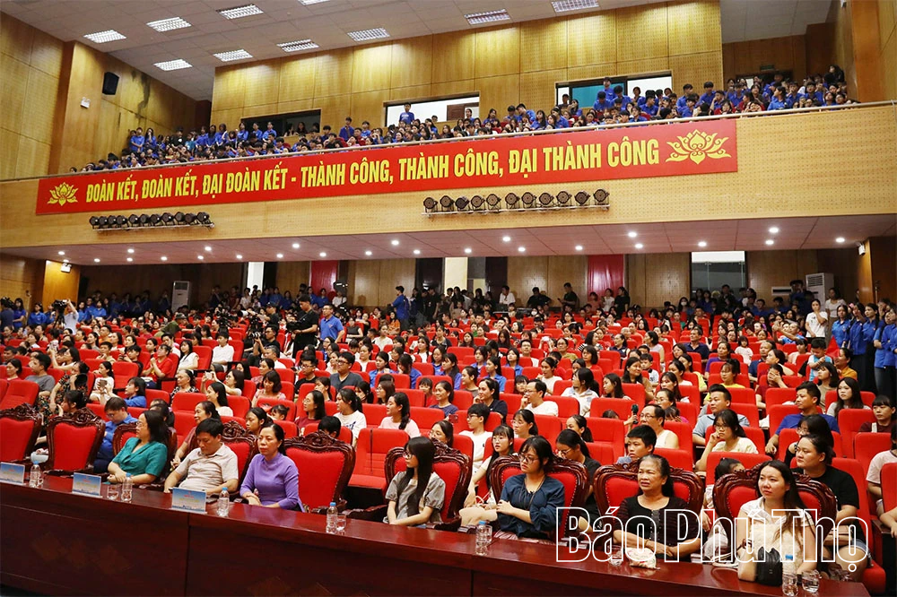 Đêm nhạc “Chuyến xe tự hào Việt Nam” tại phường Hòa Bình