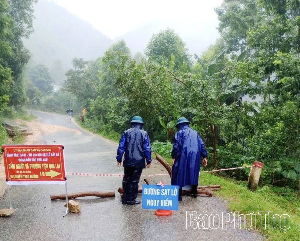 Mưa lớn gây sạt lở nhiều điểm trên tuyến đường 433