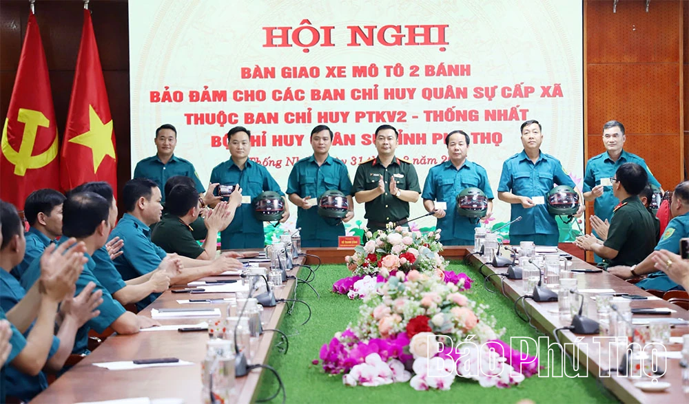 Bàn giao mô tô cho lực lượng quân sự cấp xã