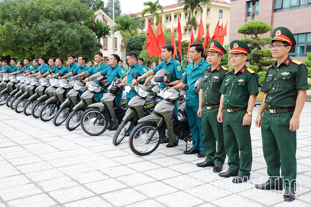 Bàn giao mô tô cho lực lượng quân sự cấp xã