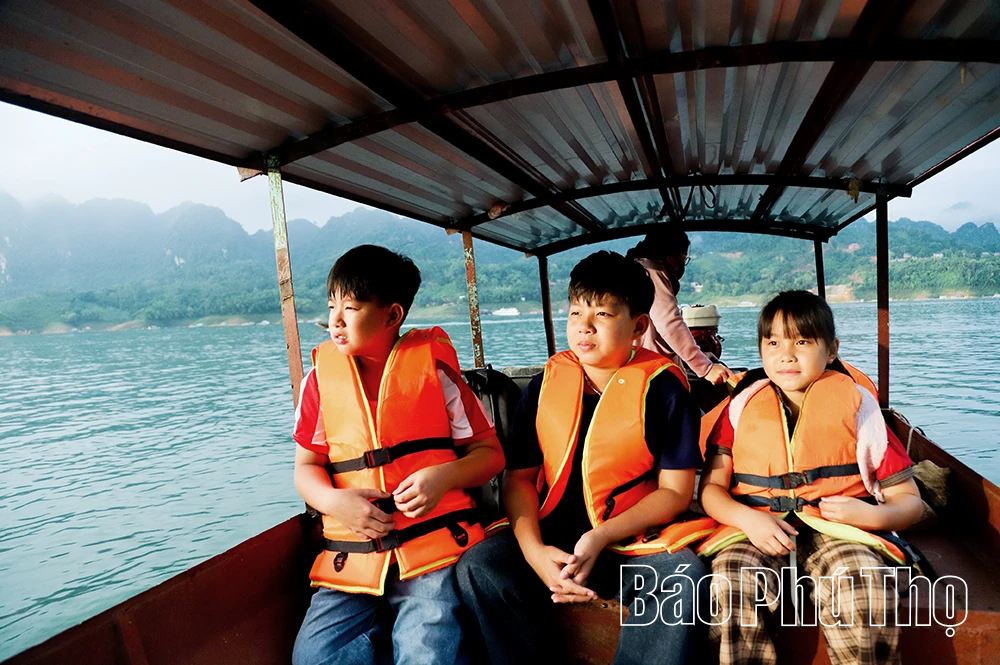 Gian nan “gánh chữ” qua sông