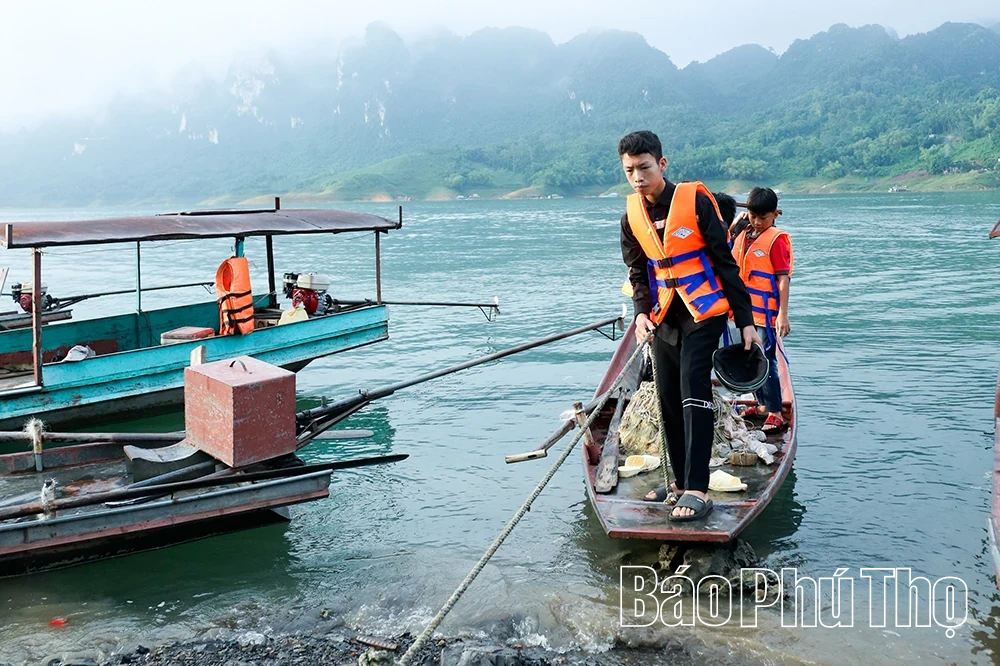 Gian nan “gánh chữ” qua sông