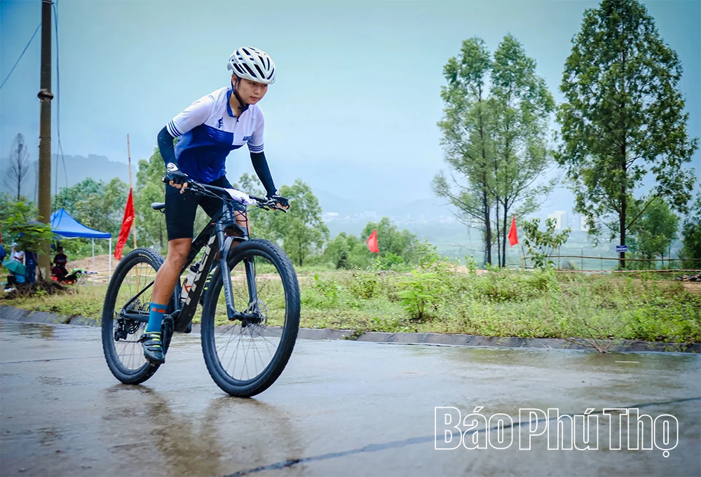 Vượt giông bão, xe đạp địa hình tranh tài hấp dẫn