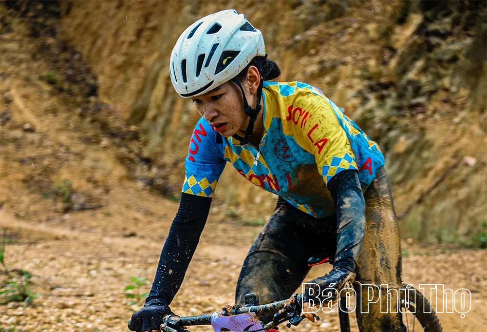 Vượt giông bão, xe đạp địa hình tranh tài hấp dẫn