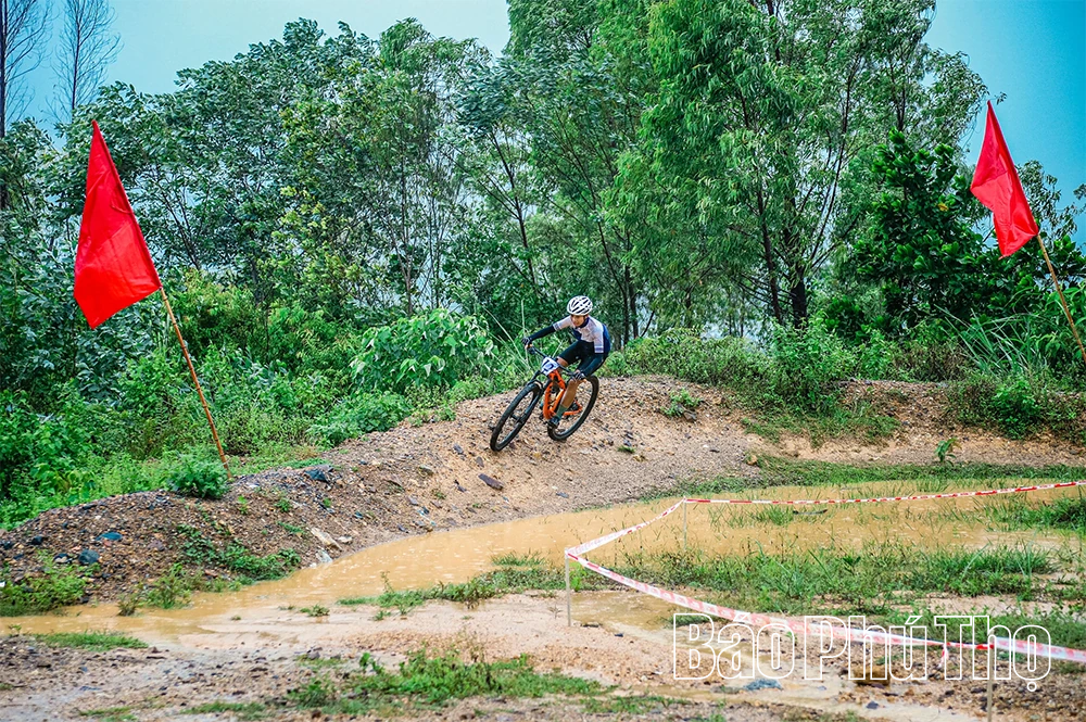 Vượt giông bão, xe đạp địa hình tranh tài hấp dẫn