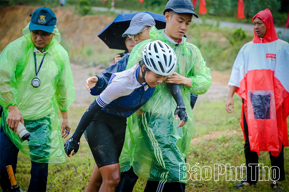 Vượt giông bão, xe đạp địa hình tranh tài hấp dẫn