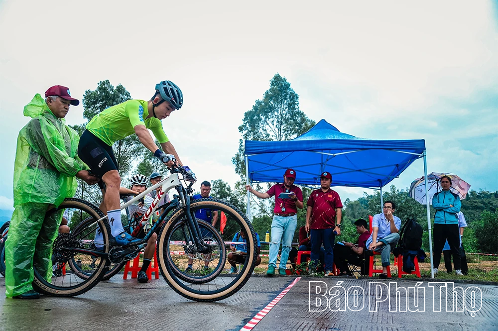 Vượt giông bão, xe đạp địa hình tranh tài hấp dẫn