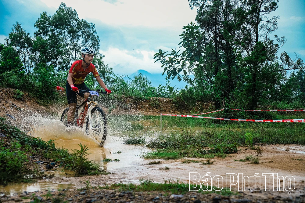 Vượt giông bão, xe đạp địa hình tranh tài hấp dẫn