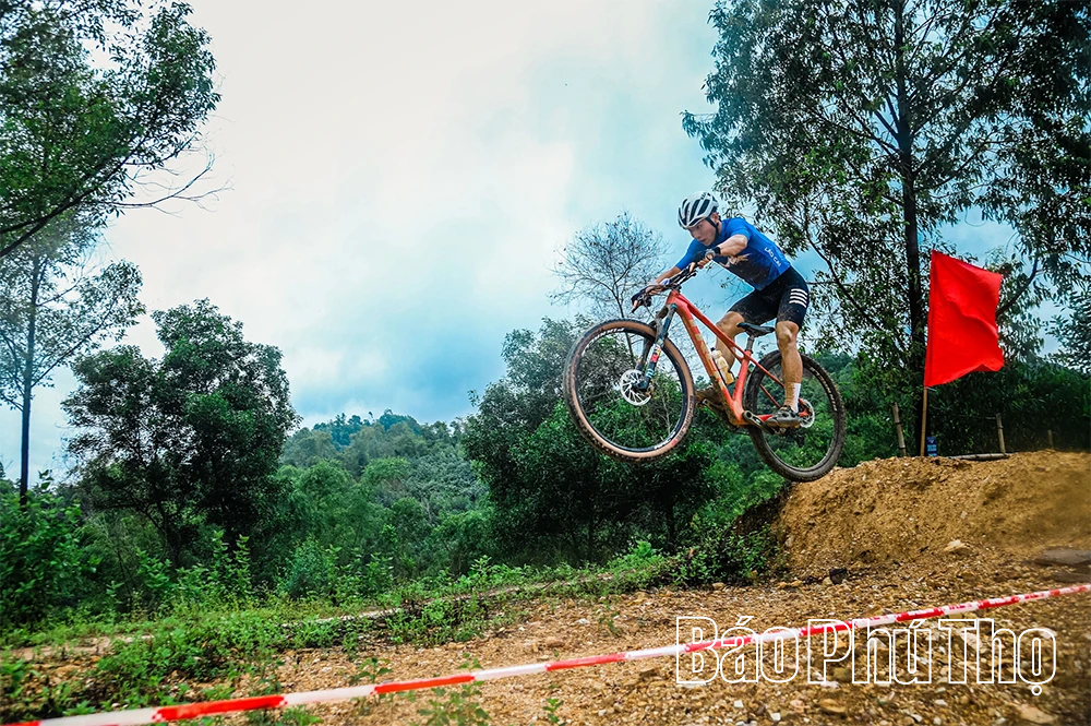 Vượt giông bão, xe đạp địa hình tranh tài hấp dẫn