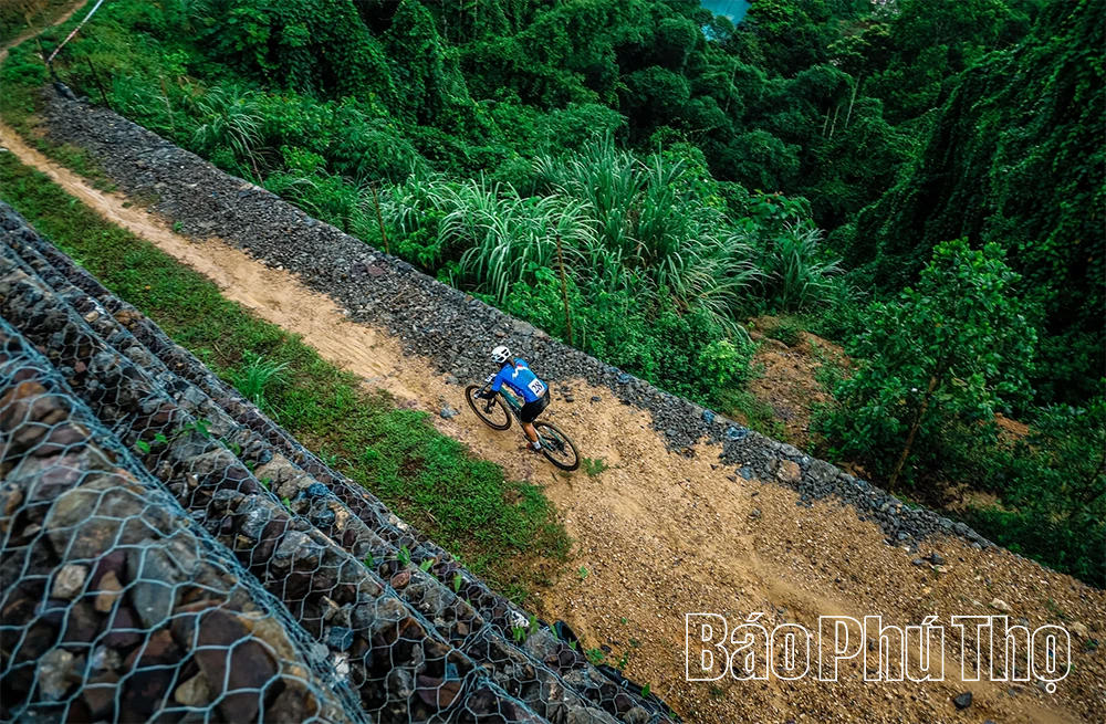 Vượt giông bão, xe đạp địa hình tranh tài hấp dẫn