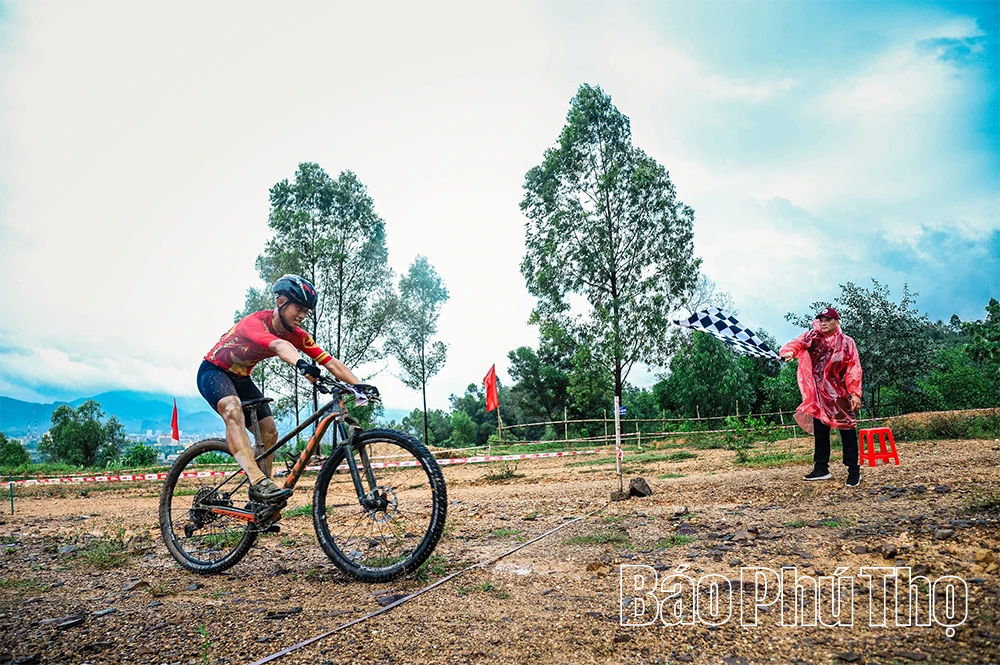Vượt giông bão, xe đạp địa hình tranh tài hấp dẫn