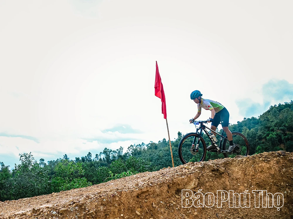 Vượt giông bão, xe đạp địa hình tranh tài hấp dẫn