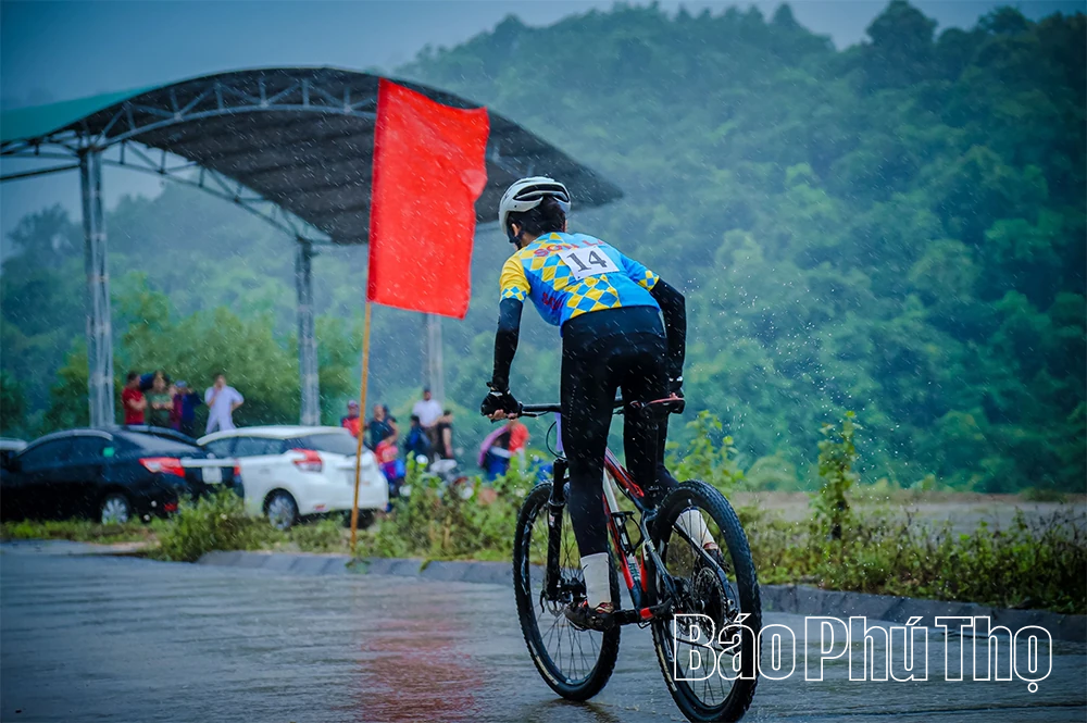 Vượt giông bão, xe đạp địa hình tranh tài hấp dẫn