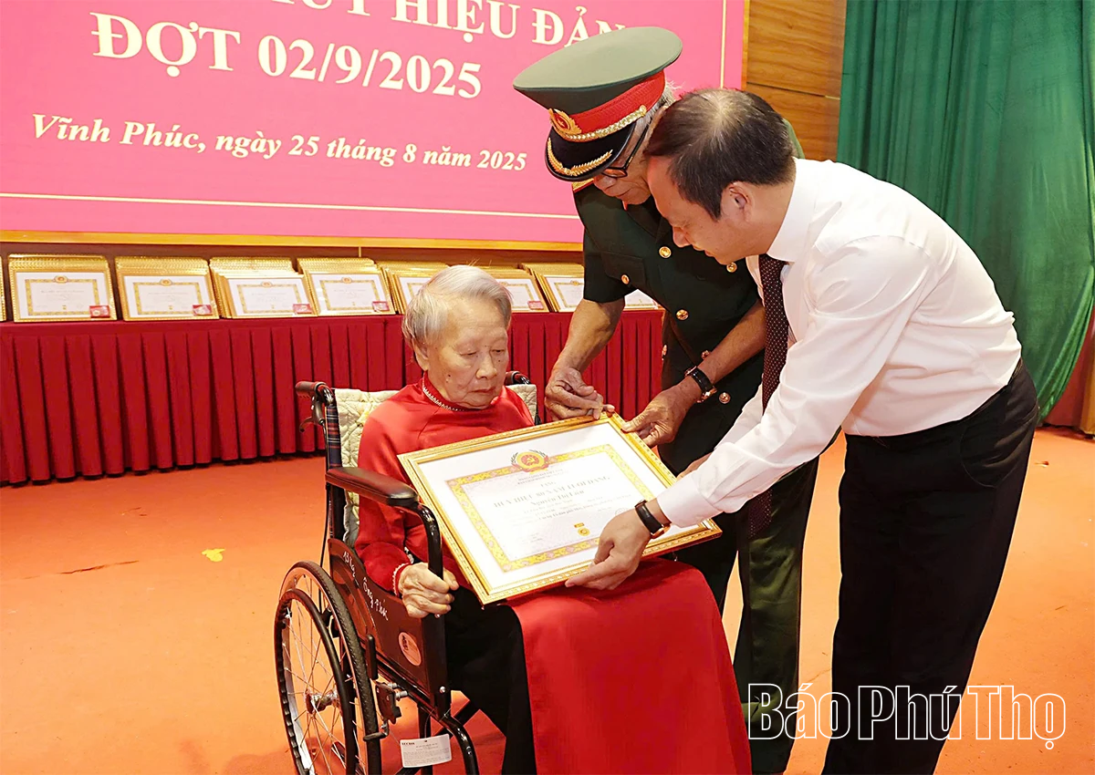 Trao tặng, truy tặng Huy hiệu Đảng đợt 2/9/2025 cho 133 đảng viên