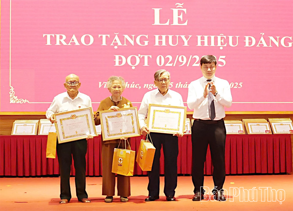 Trao tặng, truy tặng Huy hiệu Đảng đợt 2/9/2025 cho 133 đảng viên