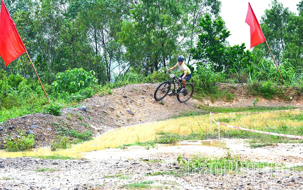 Bắt đầu thi đấu nội dung Vô địch Xe đạp địa hình; Đoàn Phú Thọ giành 2 Huy chương Bạc