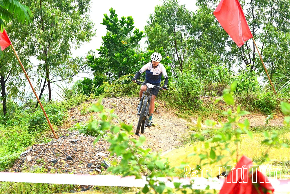 Bắt đầu thi đấu nội dung Vô địch Xe đạp địa hình; Đoàn Phú Thọ giành 2 Huy chương Bạc