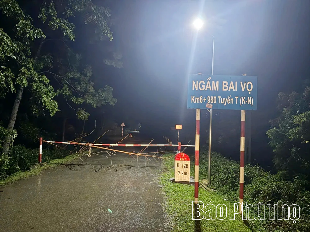 Kiên quyết không cho người và phương tiện qua ngầm tràn khi nước lũ dâng cao