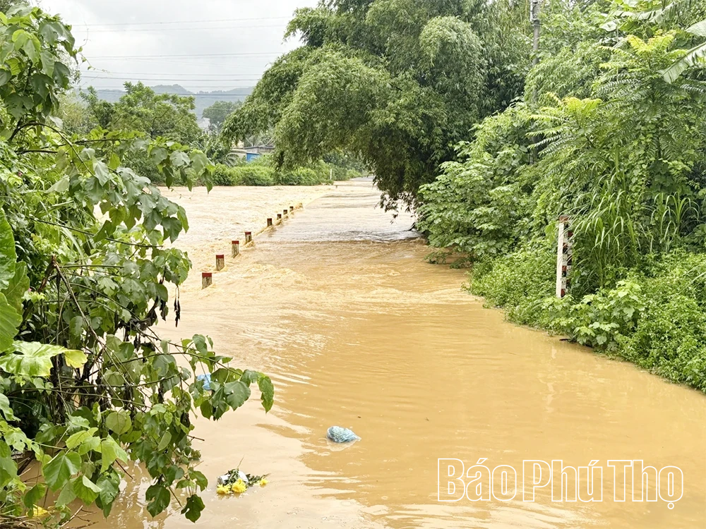 Kiên quyết không cho người và phương tiện qua ngầm tràn khi nước lũ dâng cao