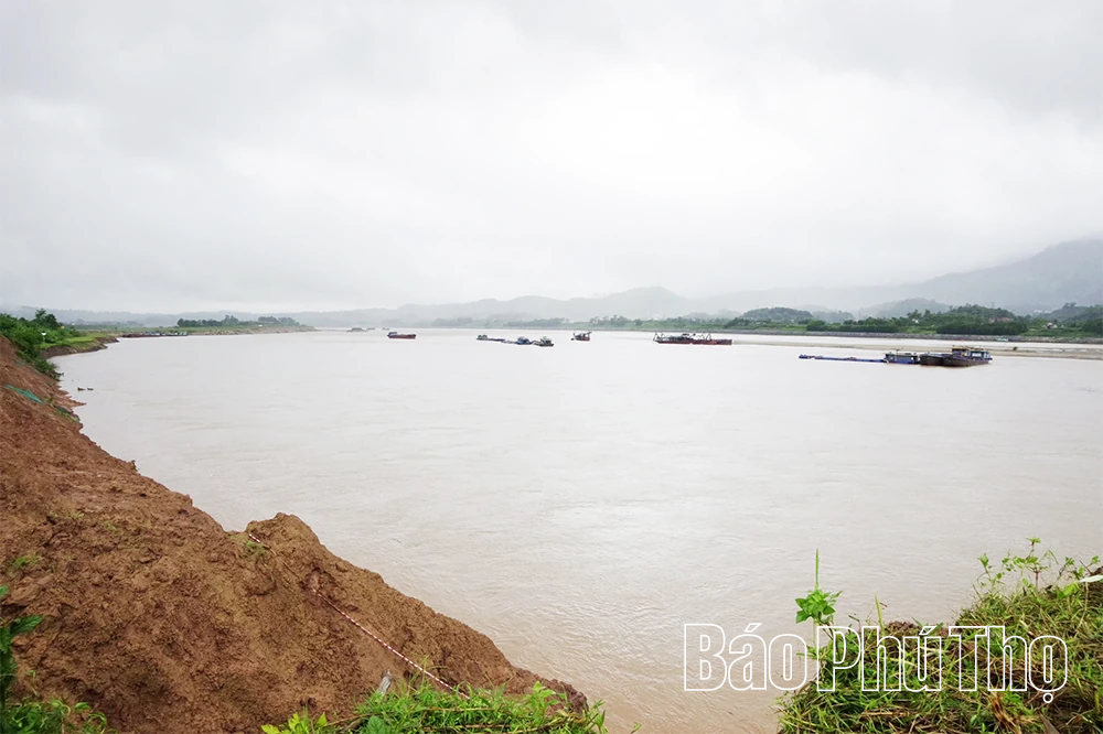 Kiểm tra, đánh giá tình hình sạt lở khu vực hạ lưu sông Đà