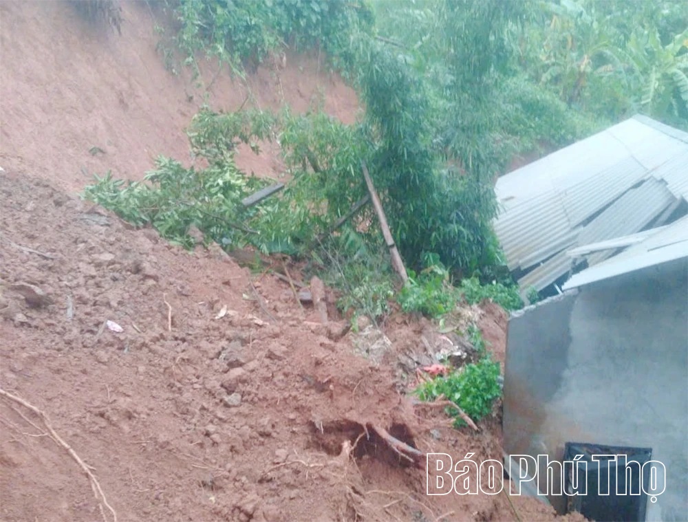 Di dời khẩn cấp hàng trăm hộ ra khỏi khu vực có nguy cơ sạt lở, ngập úng