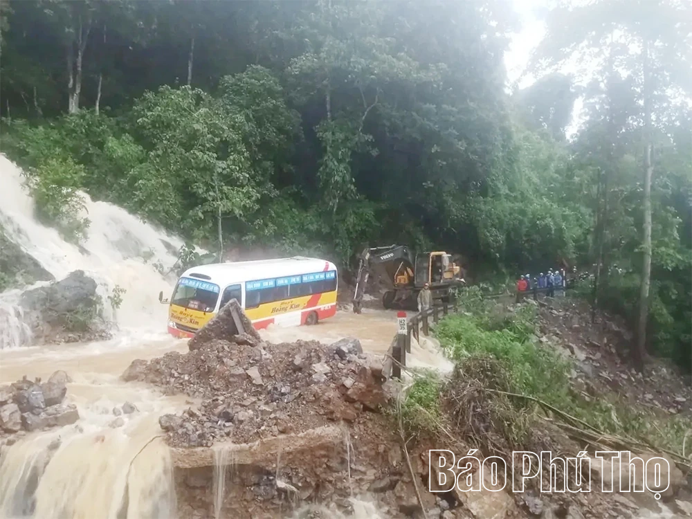 Di dời khẩn cấp hàng trăm hộ ra khỏi khu vực có nguy cơ sạt lở, ngập úng