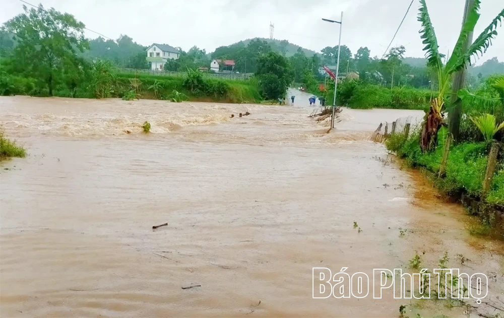 Di dời khẩn cấp hàng trăm hộ ra khỏi khu vực có nguy cơ sạt lở, ngập úng