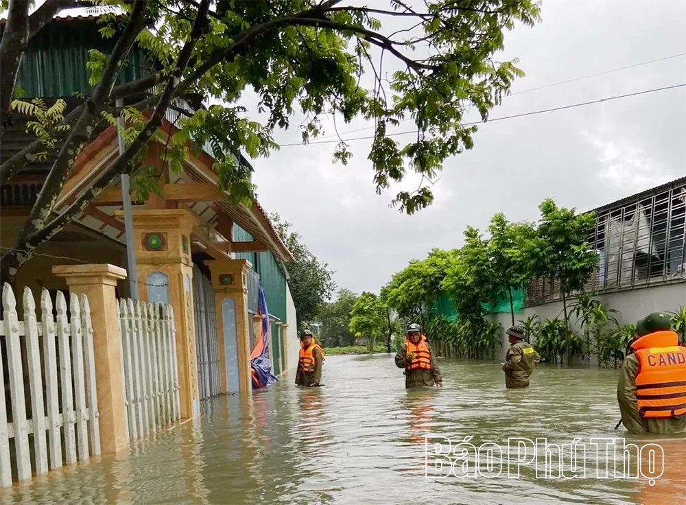Di dời khẩn cấp hàng trăm hộ ra khỏi khu vực có nguy cơ sạt lở, ngập úng