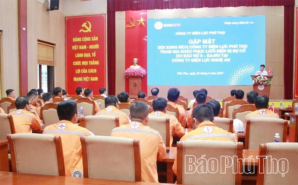 Đội xung kích Công ty Điện lực Phú Thọ lên đường hỗ trợ khắc phục thiệt hại sau bão số 5 tại Nghệ An