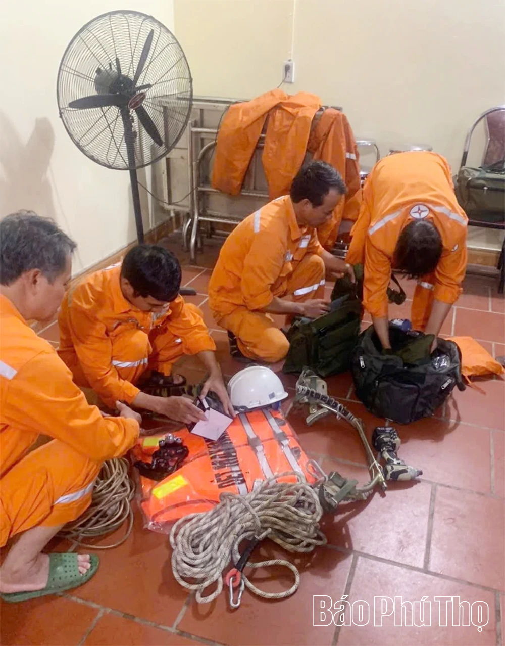 Đội xung kích Công ty Điện lực Phú Thọ lên đường hỗ trợ khắc phục thiệt hại sau bão số 5 tại Nghệ An