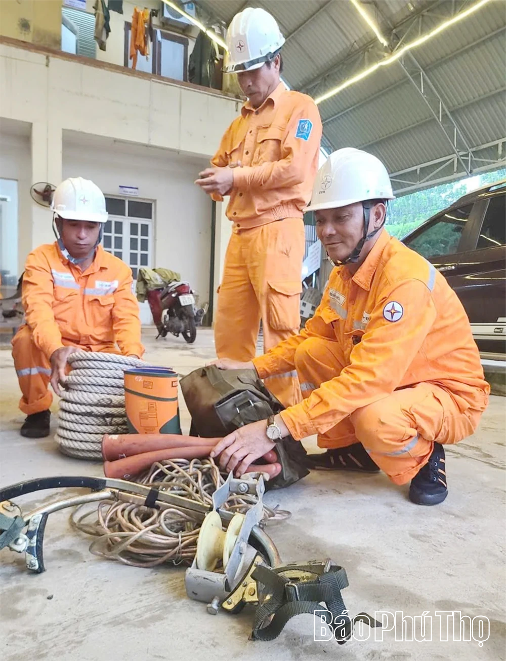 Đội xung kích Công ty Điện lực Phú Thọ lên đường hỗ trợ khắc phục thiệt hại sau bão số 5 tại Nghệ An