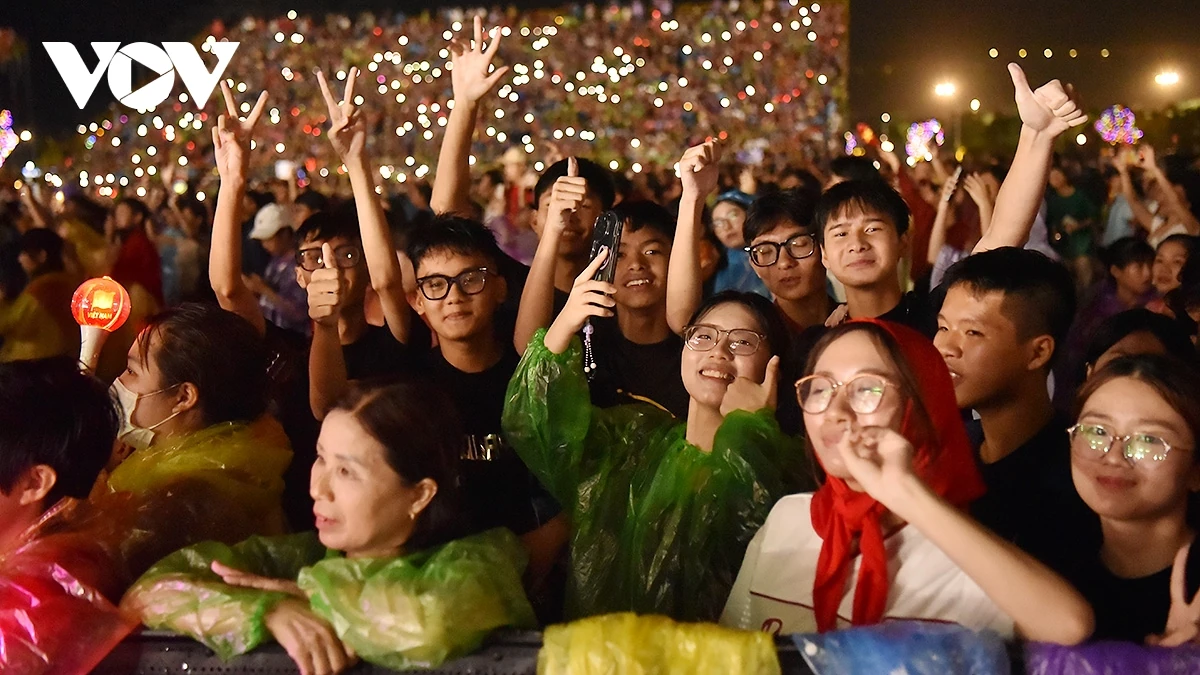 Hàng vạn khán giả Thủ đô “cháy” cùng “Việt Nam trong tôi” dưới mưa trắng trời