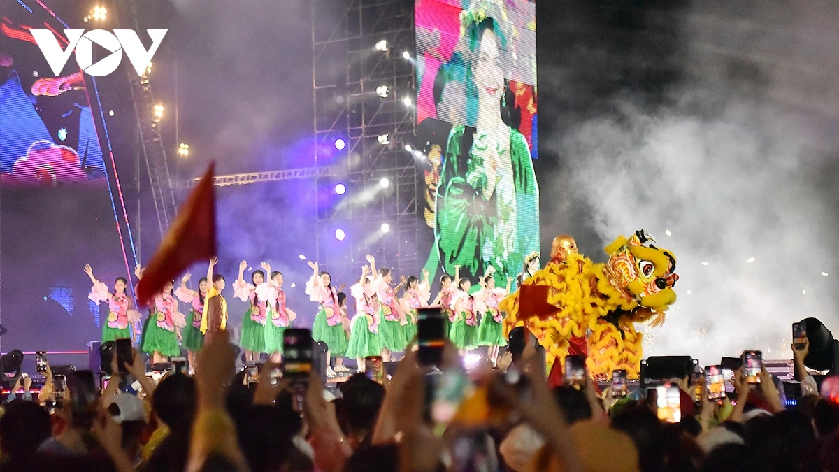 Hàng vạn khán giả Thủ đô “cháy” cùng “Việt Nam trong tôi” dưới mưa trắng trời