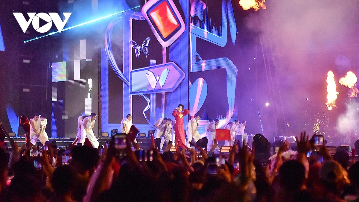 Hàng vạn khán giả Thủ đô “cháy” cùng “Việt Nam trong tôi” dưới mưa trắng trời