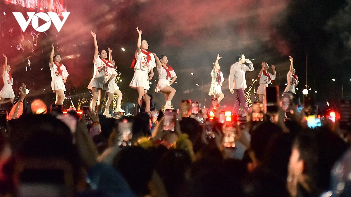 Hàng vạn khán giả Thủ đô “cháy” cùng “Việt Nam trong tôi” dưới mưa trắng trời