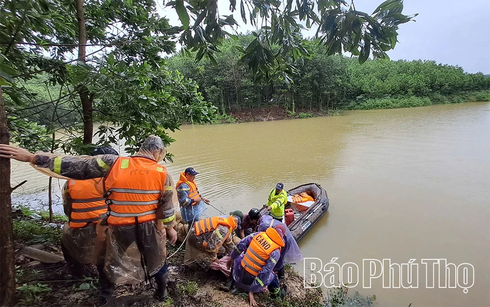 Nỗ lực tìm kiếm người mất tích nghi do đuối nước khi đi đánh cá