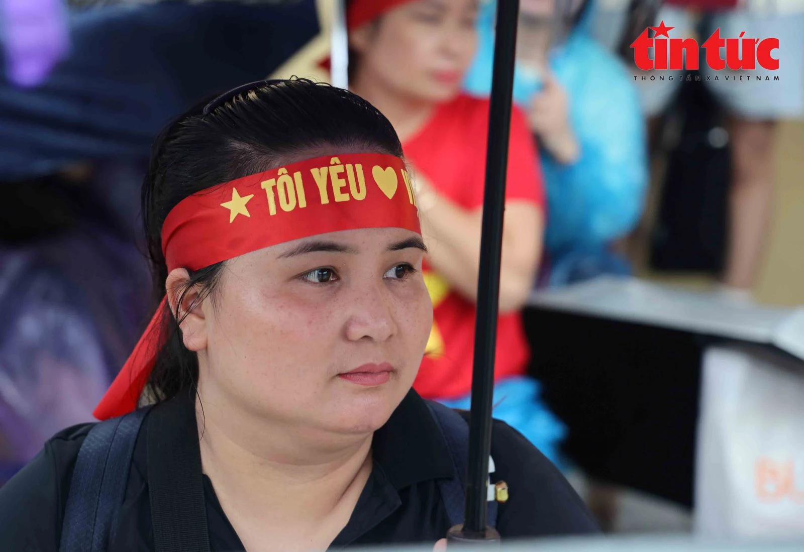 Người dân đội mưa từ sáng sớm, chọn chỗ ngồi đẹp chờ xem diễu binh A80