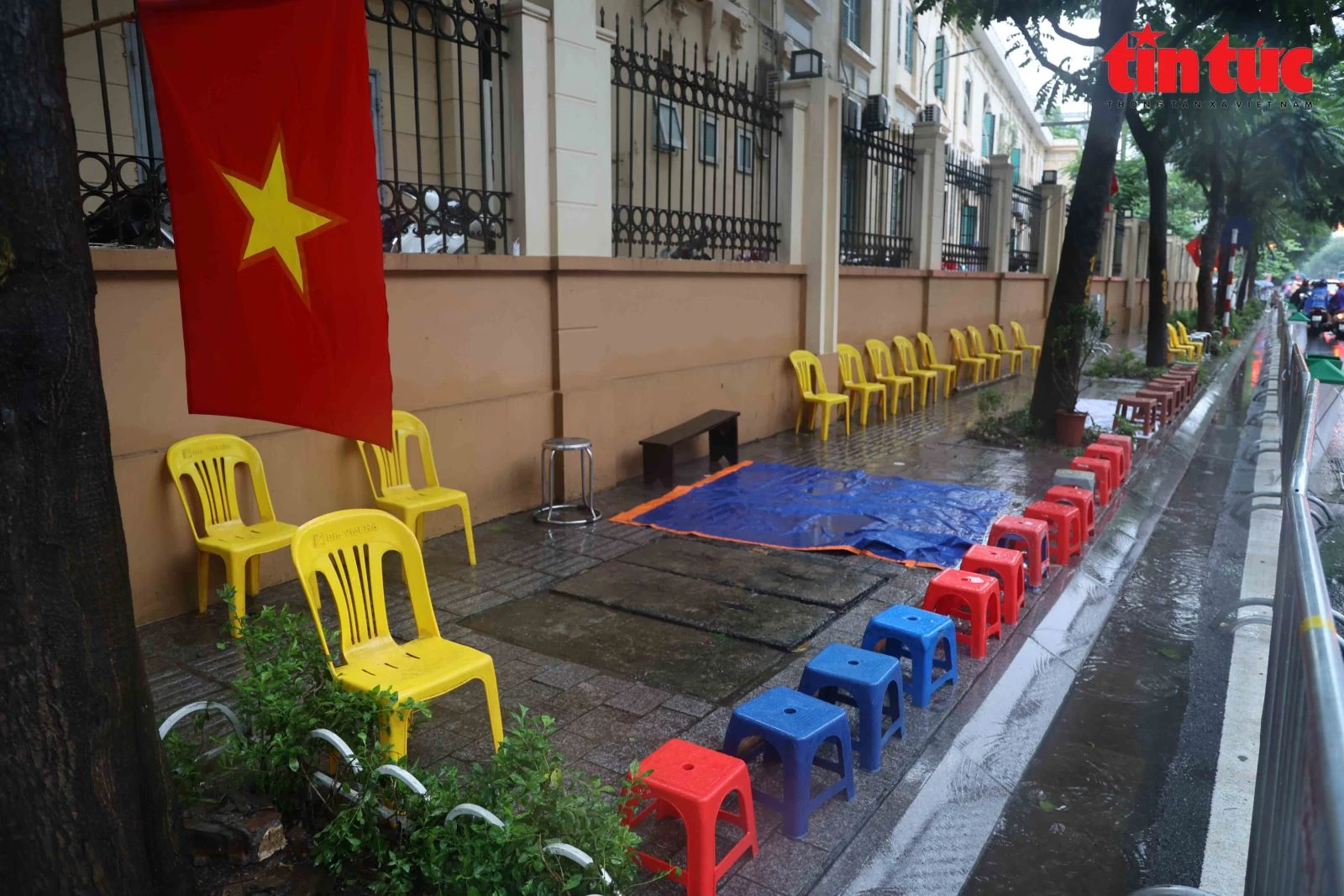 Người dân đội mưa từ sáng sớm, chọn chỗ ngồi đẹp chờ xem diễu binh A80