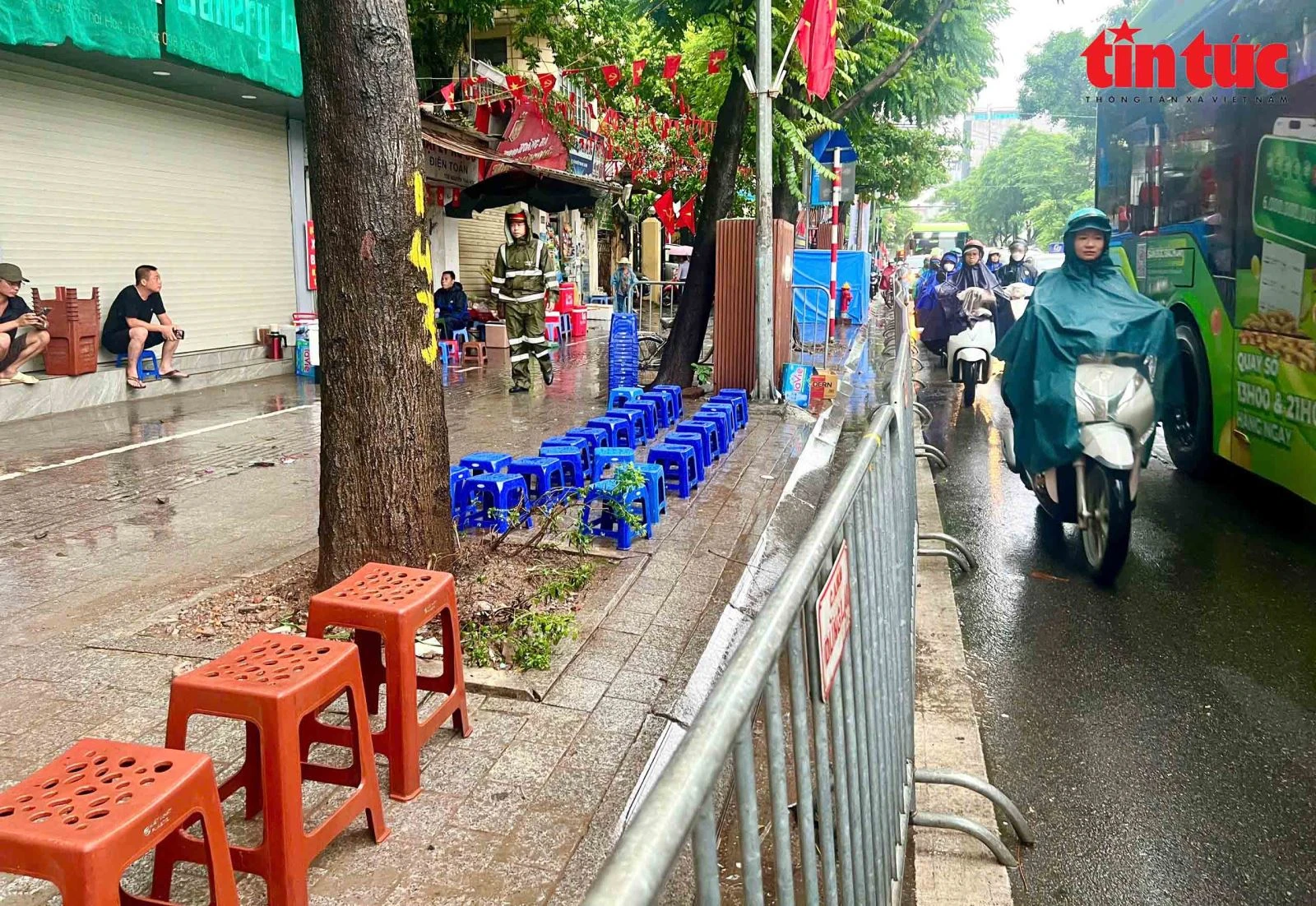 Người dân đội mưa từ sáng sớm, chọn chỗ ngồi đẹp chờ xem diễu binh A80