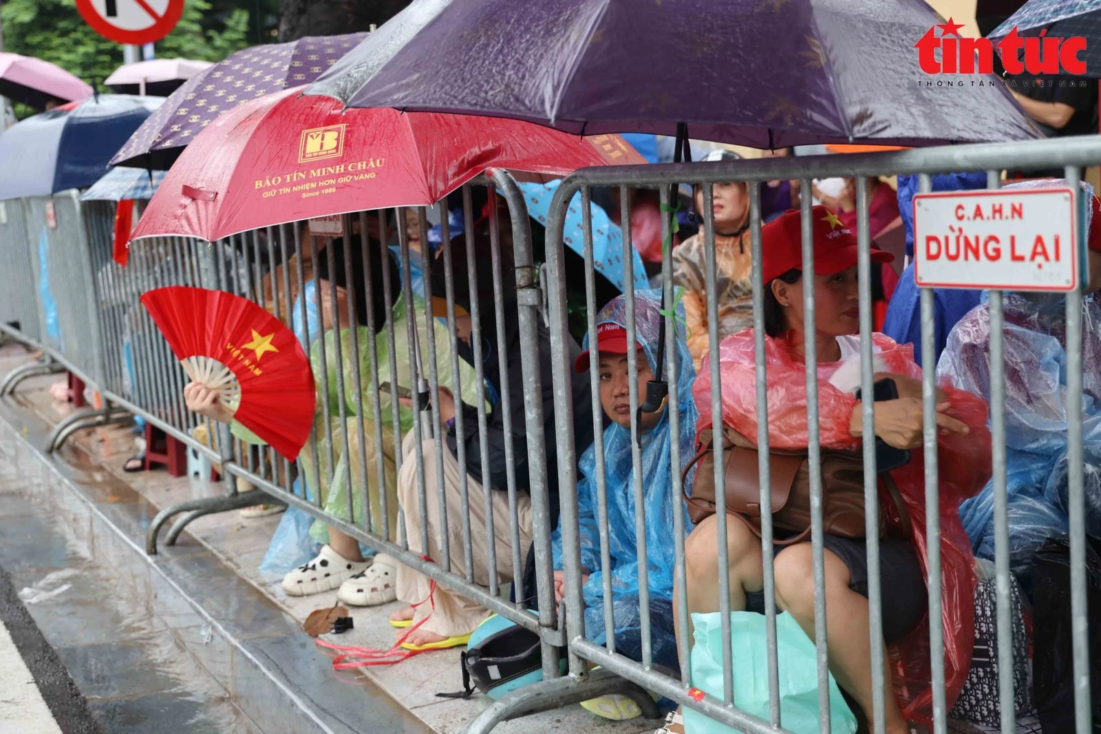 Người dân đội mưa từ sáng sớm, chọn chỗ ngồi đẹp chờ xem diễu binh A80