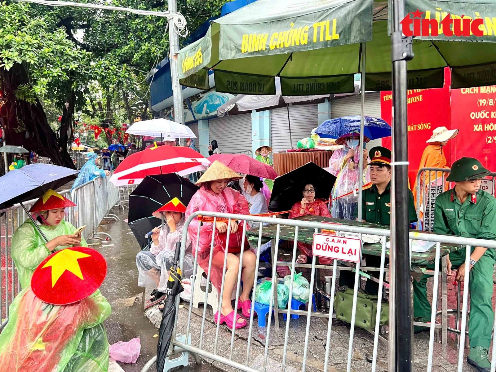 Người dân đội mưa từ sáng sớm, chọn chỗ ngồi đẹp chờ xem diễu binh A80