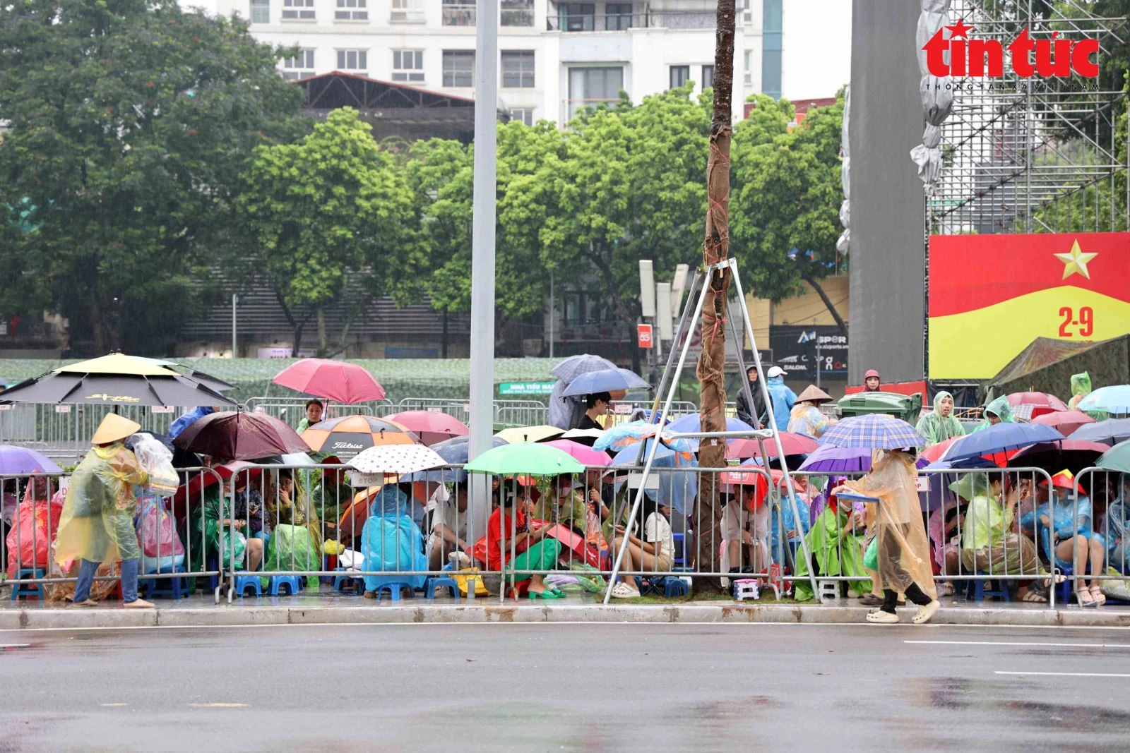 Người dân đội mưa từ sáng sớm, chọn chỗ ngồi đẹp chờ xem diễu binh A80