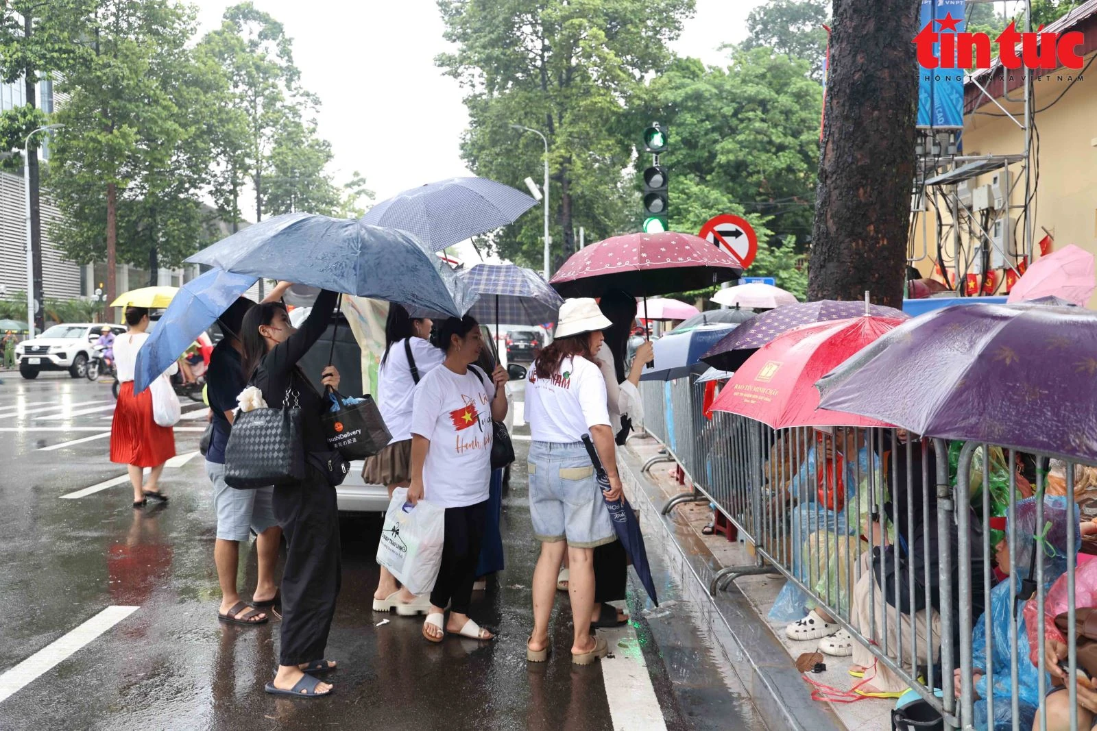 Người dân đội mưa từ sáng sớm, chọn chỗ ngồi đẹp chờ xem diễu binh A80